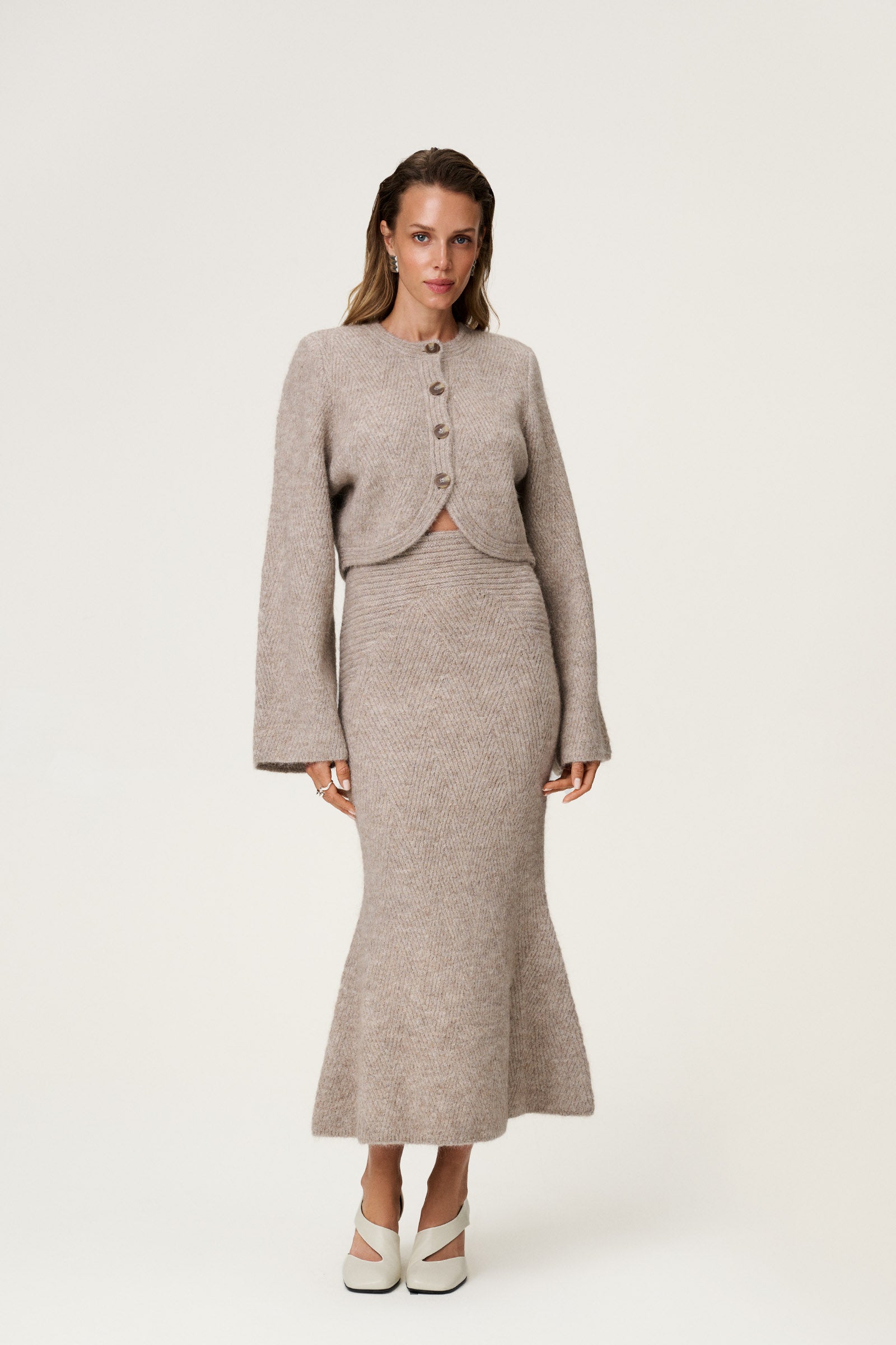 Cropped knitted Cessole cardigan in greige with button closure. image