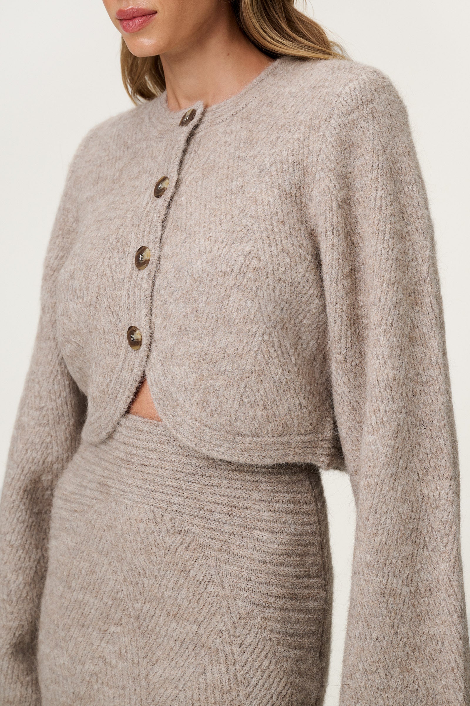 Cropped knitted Cessole cardigan in greige with button closure. image