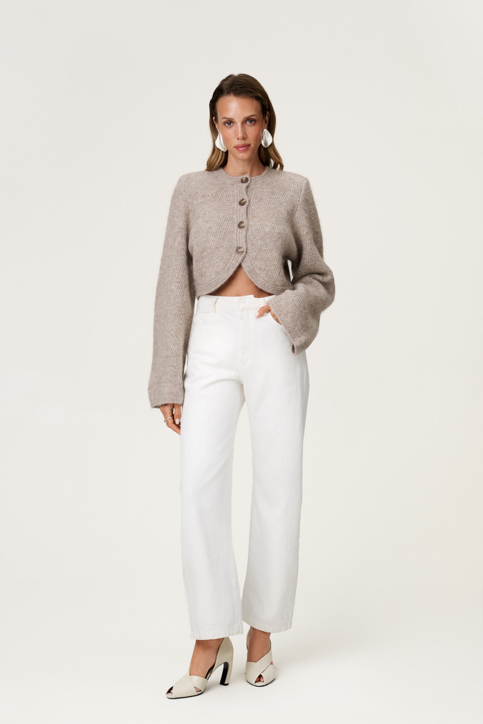 Cropped knitted Cessole cardigan in greige with button closure. image