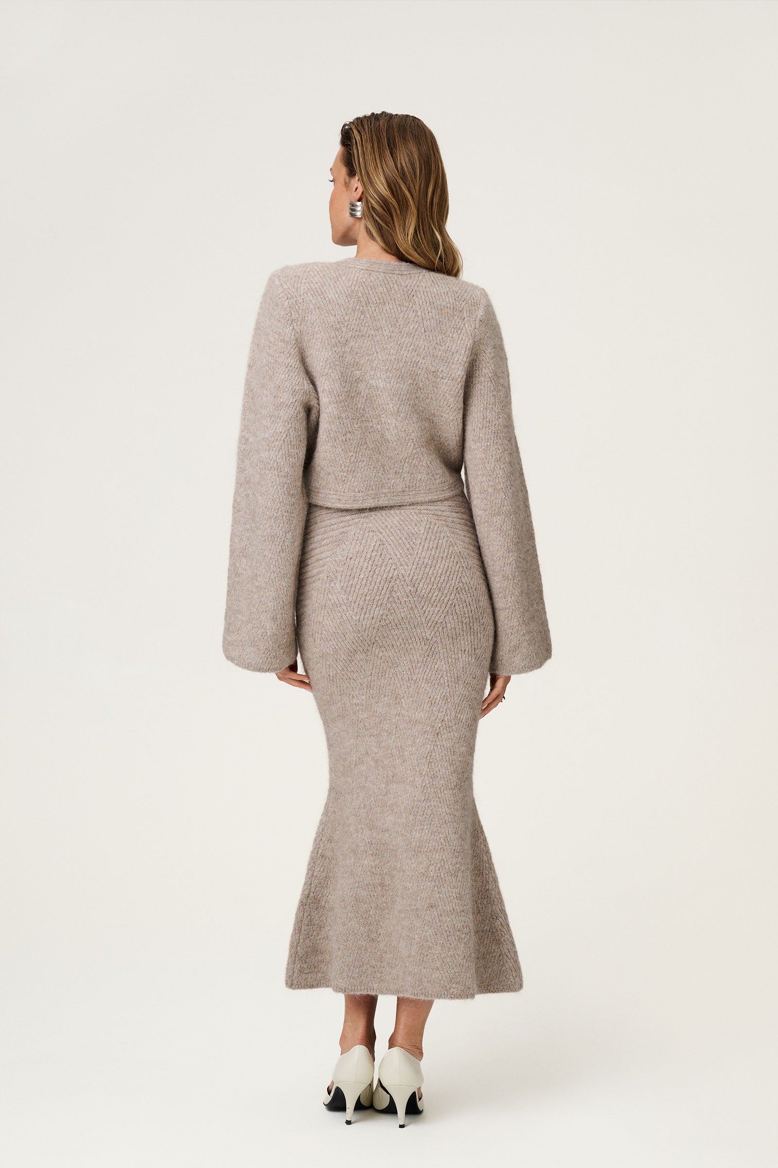 Cropped knitted Cessole cardigan in greige with button closure. image