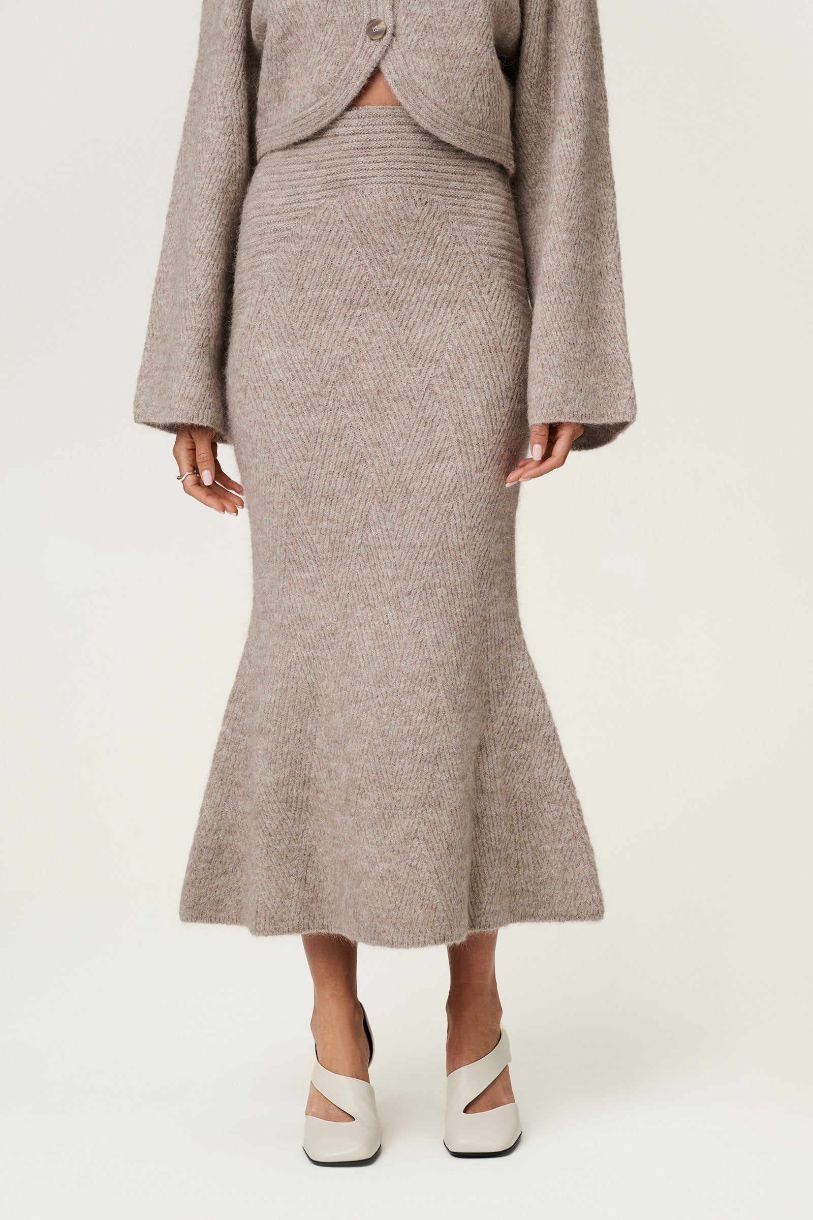 Knitted Cessole midi lengthed skirt in greige. image