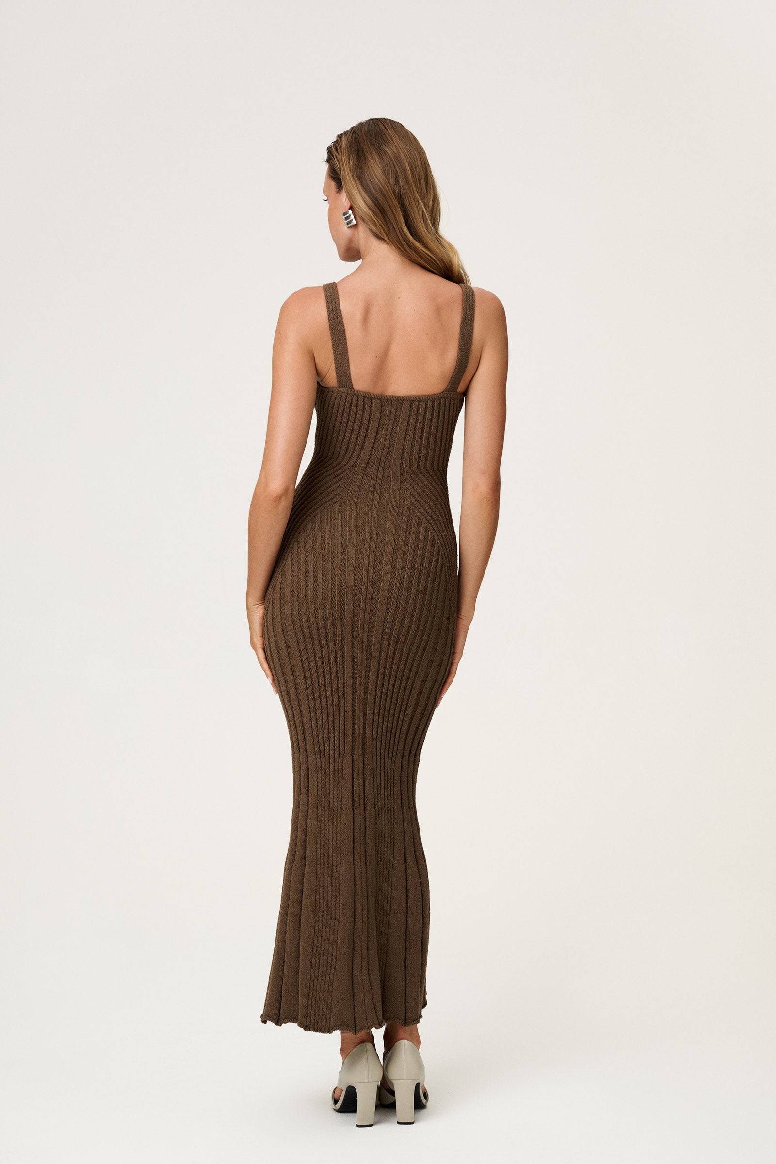 Knitted lugo maxi lengthed dress in taupe. image
