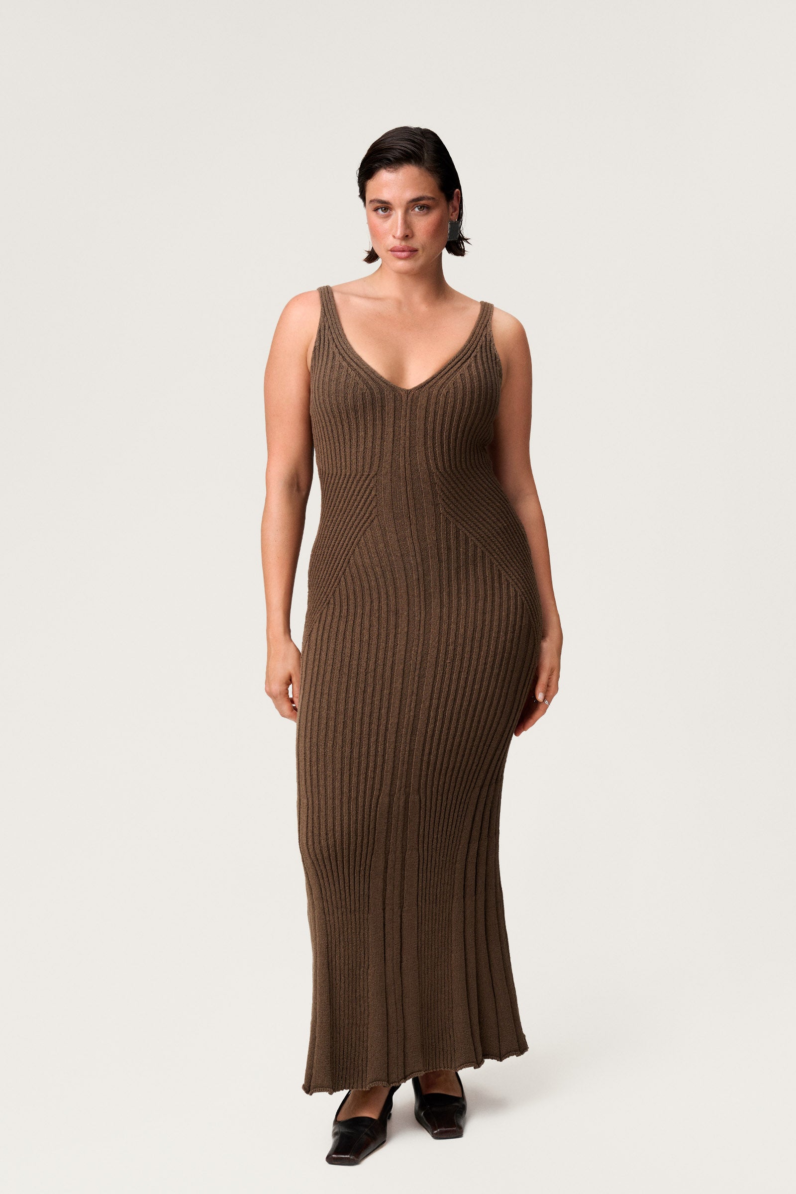 Knitted lugo maxi lengthed dress in taupe. image